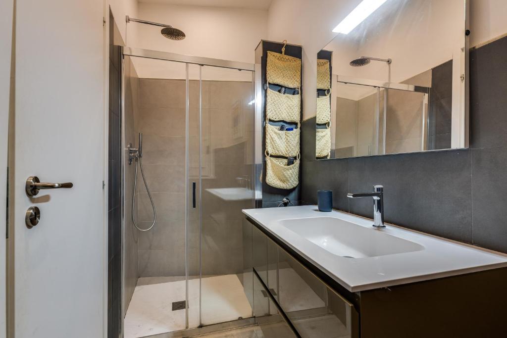 A bathroom at Rome Historic Center Cozy LOFT