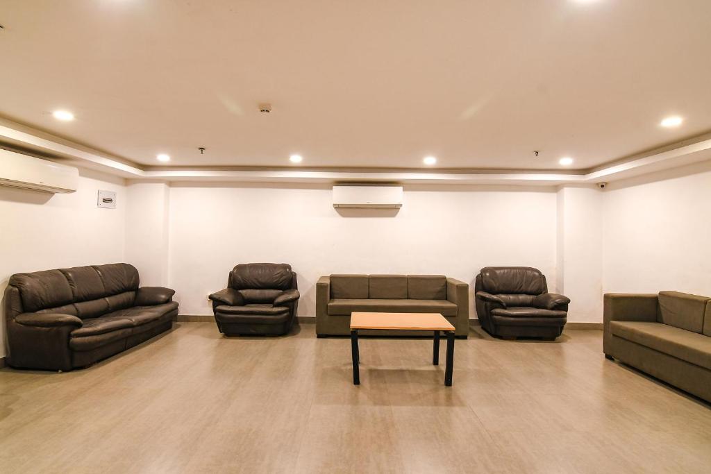 Posezení v ubytování FabHotel Sayeeda International - 600m from Park Circus 7 Point