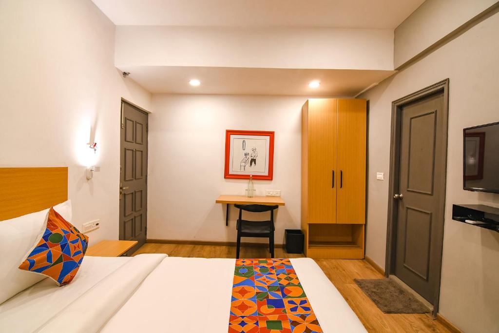 Postel nebo postele na pokoji v ubytování FabHotel Sayeeda International - 600m from Park Circus 7 Point