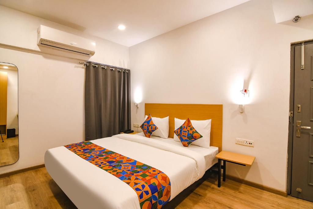 Postel nebo postele na pokoji v ubytování FabHotel Sayeeda International - 600m from Park Circus 7 Point