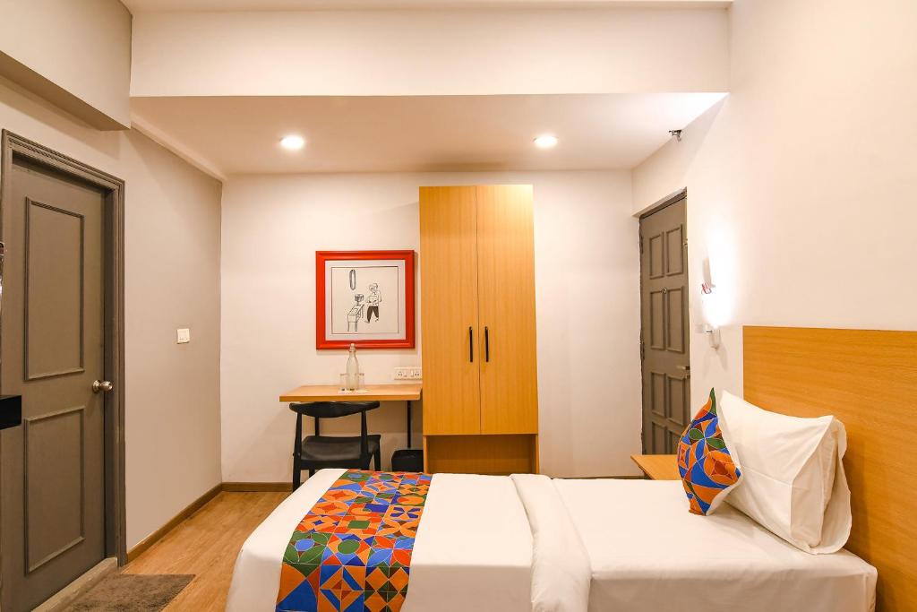 Postel nebo postele na pokoji v ubytování FabHotel Sayeeda International - 600m from Park Circus 7 Point