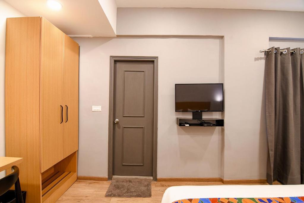 TV a/nebo společenská místnost v ubytování FabHotel Sayeeda International - 600m from Park Circus 7 Point