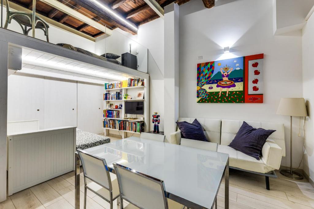 A seating area at Rome Historic Center Cozy LOFT