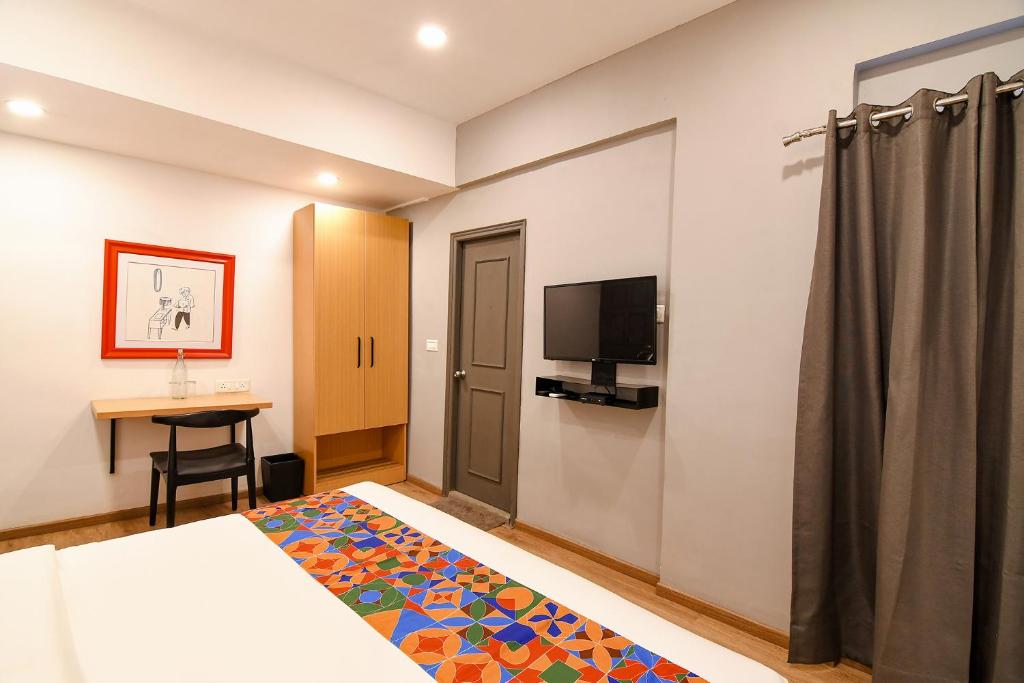 TV a/nebo společenská místnost v ubytování FabHotel Sayeeda International - 600m from Park Circus 7 Point