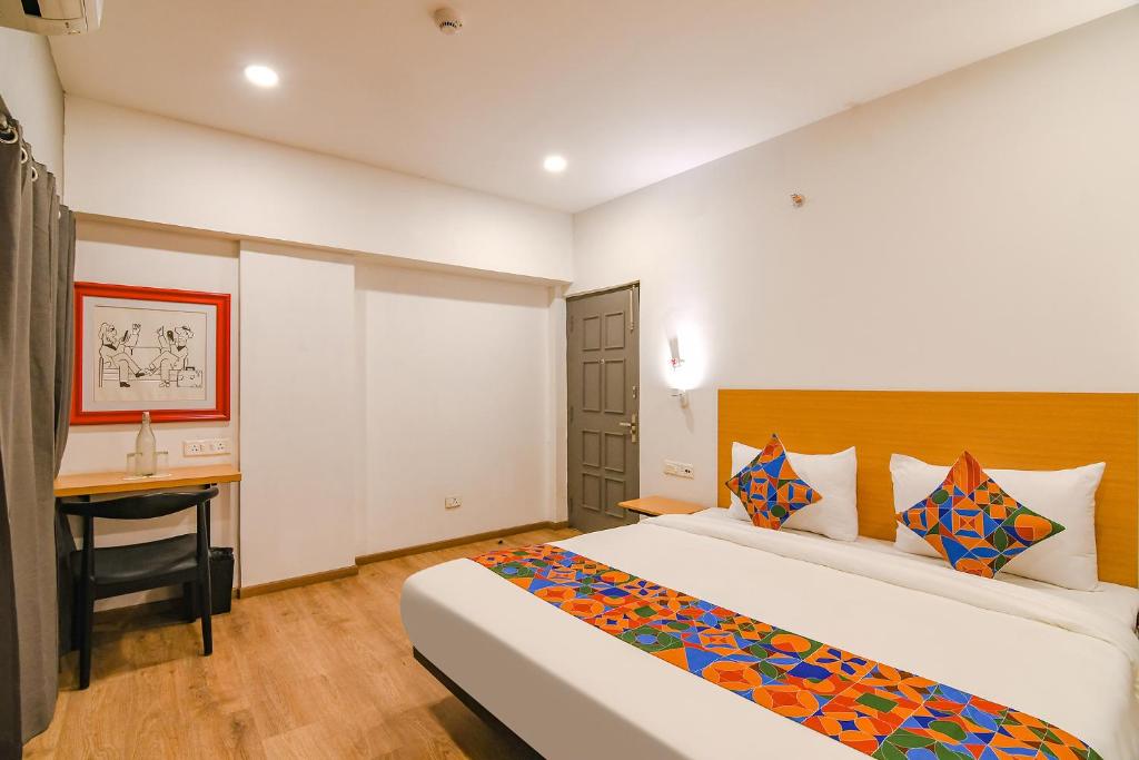 Postel nebo postele na pokoji v ubytování FabHotel Sayeeda International - 600m from Park Circus 7 Point