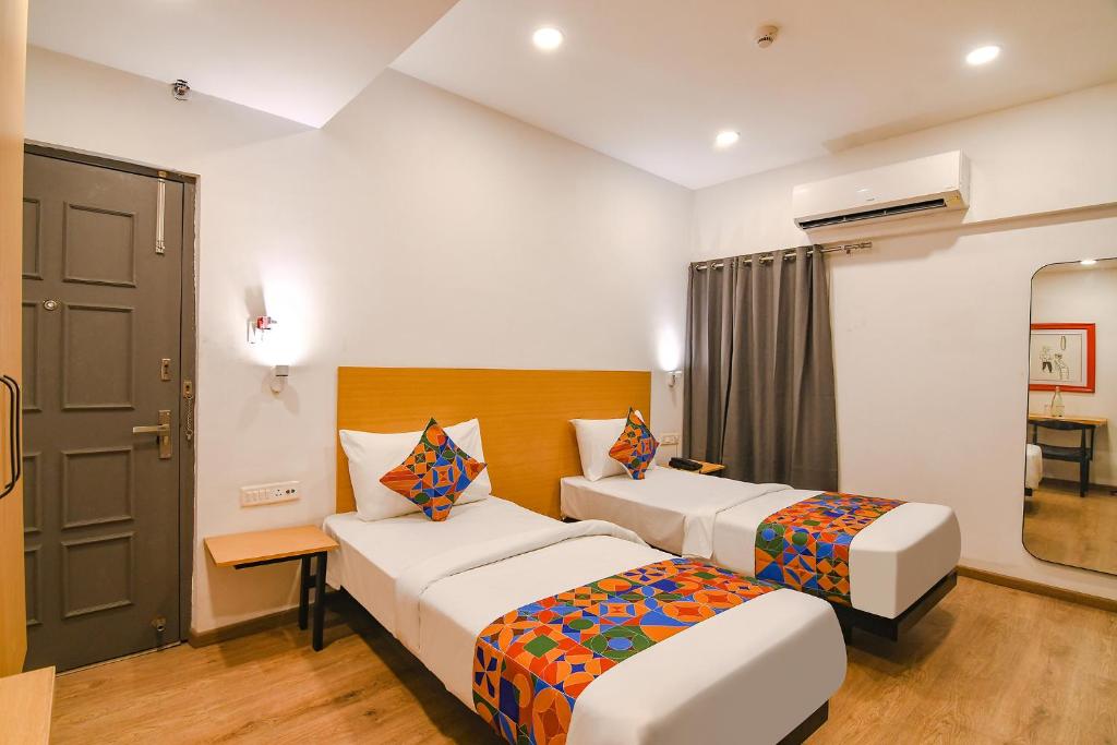 Postel nebo postele na pokoji v ubytování FabHotel Sayeeda International - 600m from Park Circus 7 Point