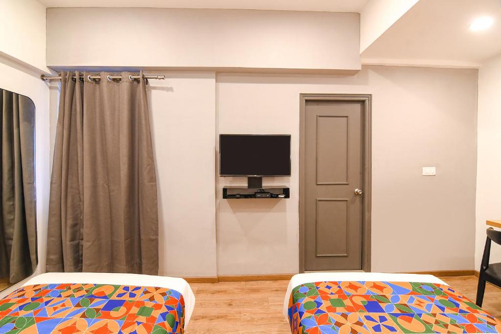 TV a/nebo společenská místnost v ubytování FabHotel Sayeeda International - 600m from Park Circus 7 Point