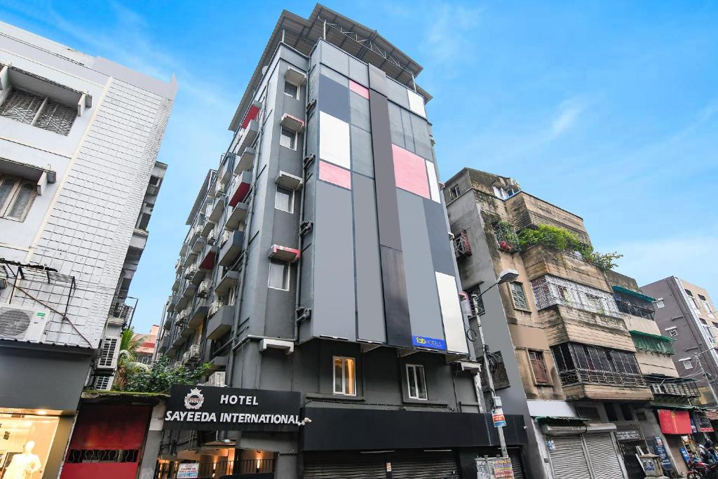 een hoog gebouw midden in een straat bij FabHotel Sayeeda International in Calcutta