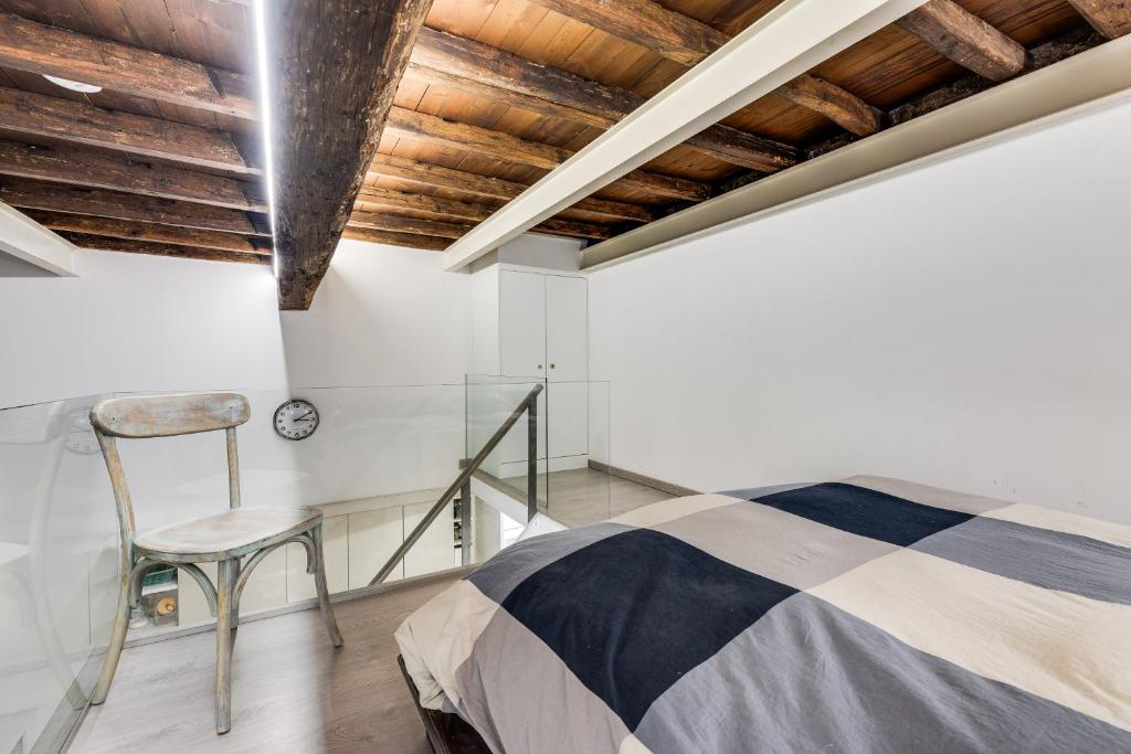 A bed or beds in a room at Rome Historic Center Cozy LOFT