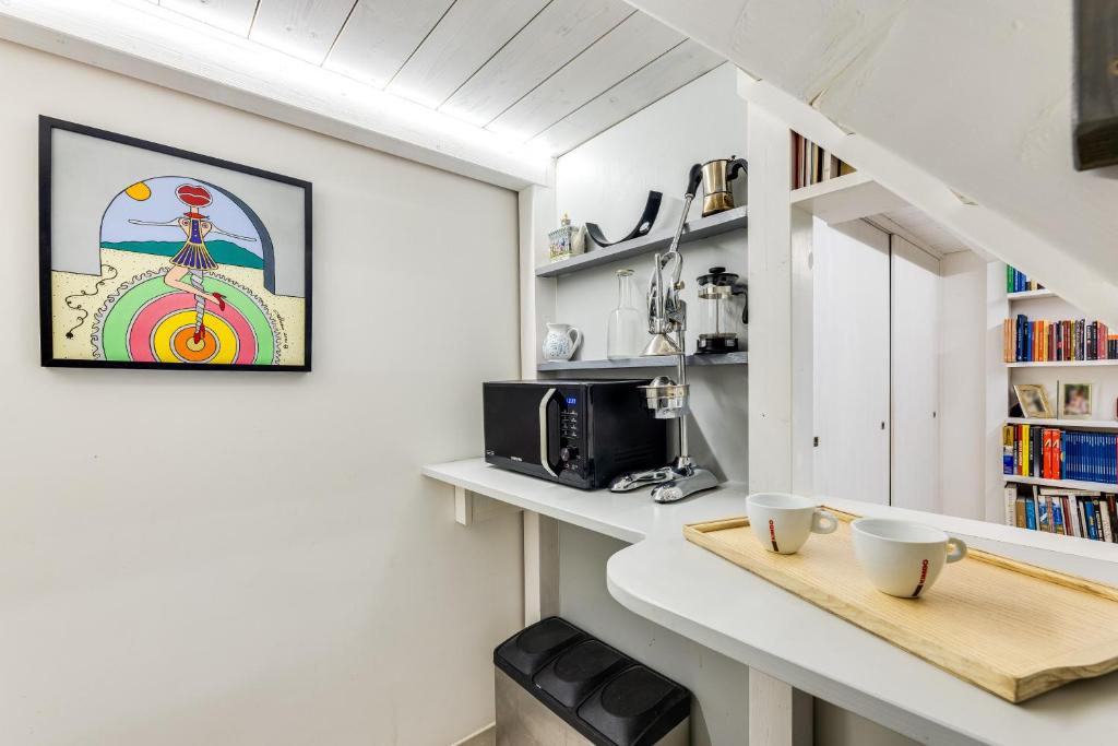 A kitchen or kitchenette at Rome Historic Center Cozy LOFT