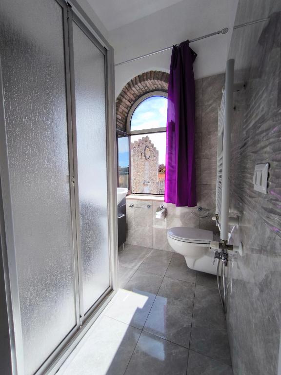łazienka z prysznicem, toaletą i umywalką w obiekcie Casa Viola - Al Centro w Taominie