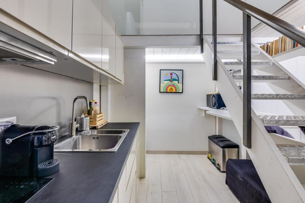A kitchen or kitchenette at Rome Historic Center Cozy LOFT
