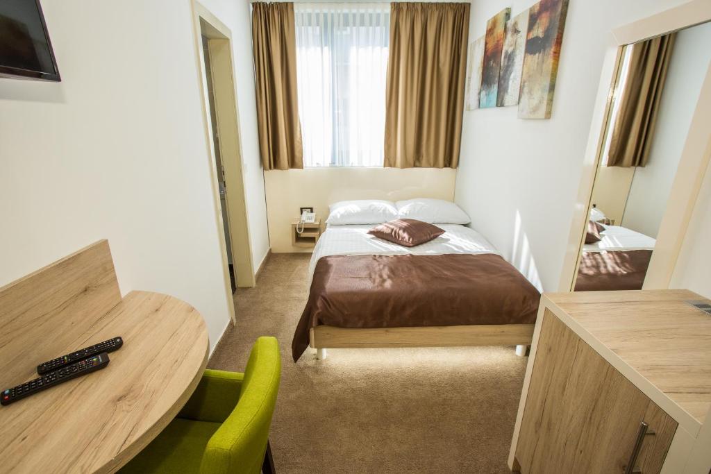 Łóżko lub łóżka w pokoju w obiekcie Hotel National