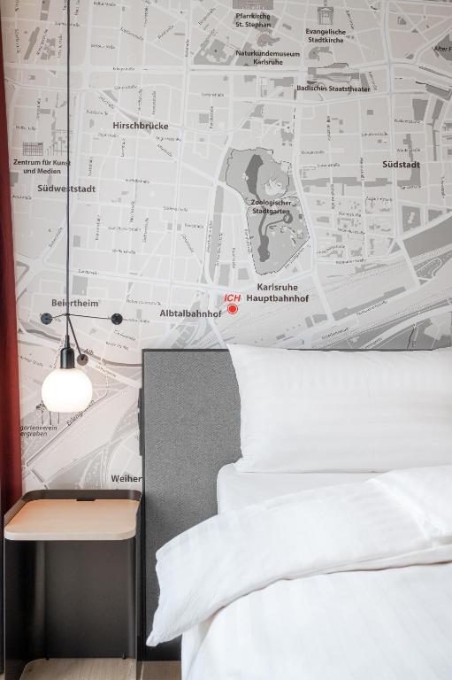 Postel nebo postele na pokoji v ubytování IntercityHotel Karlsruhe