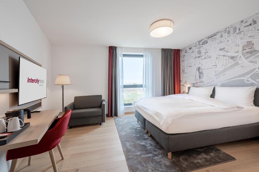 Postel nebo postele na pokoji v ubytování IntercityHotel Karlsruhe
