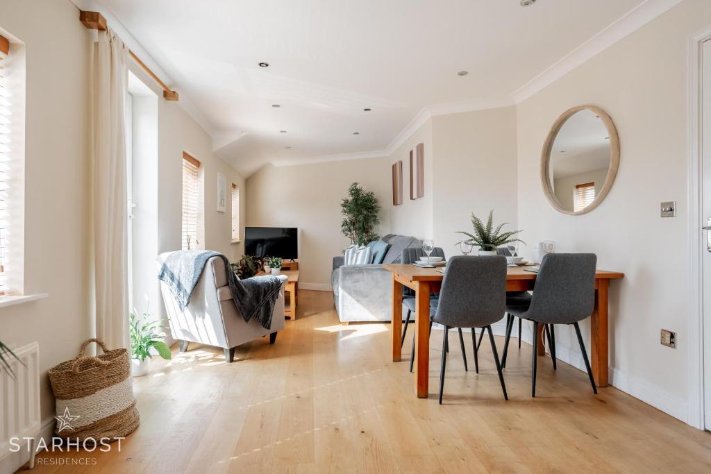 a dining room and living room with a table and chairs at Smart 2 Bedroom Apartment in Newbury in Newbury