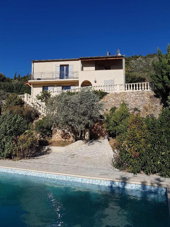 une maison au sommet d'une colline avec une piscine dans l'établissement La Galis, à Claviers