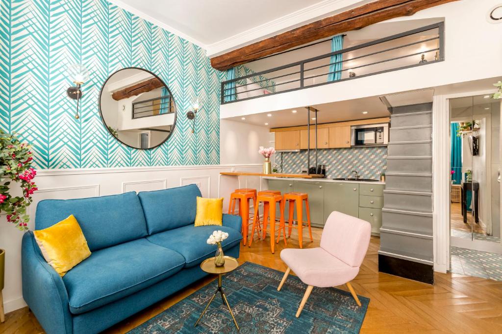 パリにあるCocoon Loft - Champs-Elyséesのリビングルーム(青いソファ付)、キッチン