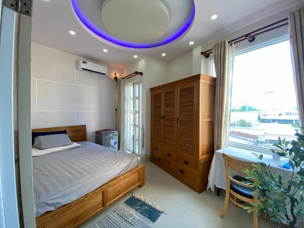 ein Schlafzimmer mit einem Bett und einem großen Fenster in der Unterkunft Fabulous Mekong Homestay in Cần Thơ