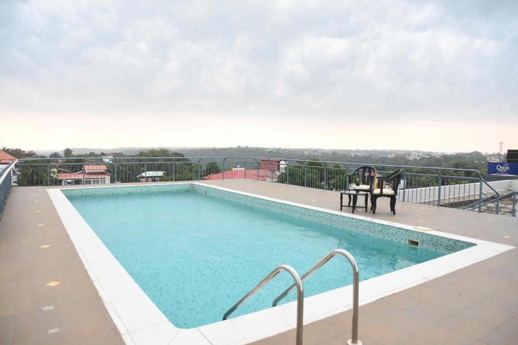 Bazén v ubytování Hotel Orion Centrally near North Goa & Panjim nebo v jeho okolí