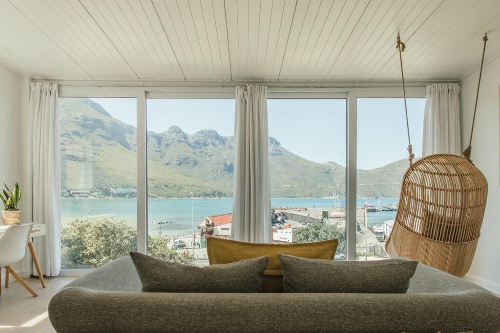 开普敦Avisa Villa - 4 bedroom Villa with Majestic Ocean Views的带沙发和大窗户的客厅