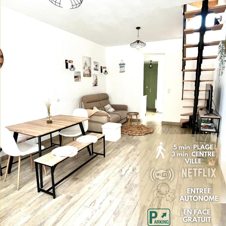 un salon avec une table et un canapé dans l'établissement L'échappée MERs- Maison 3 chambres au Centre 500m de la plage, à Mers-les-Bains