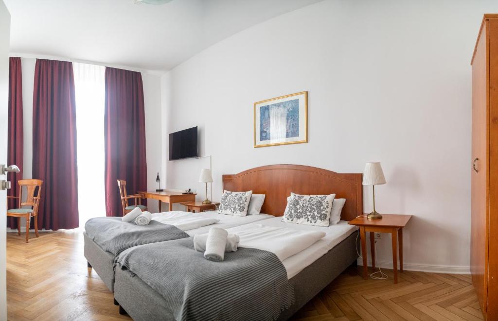 
Triple Room Ensuite with Balcony
