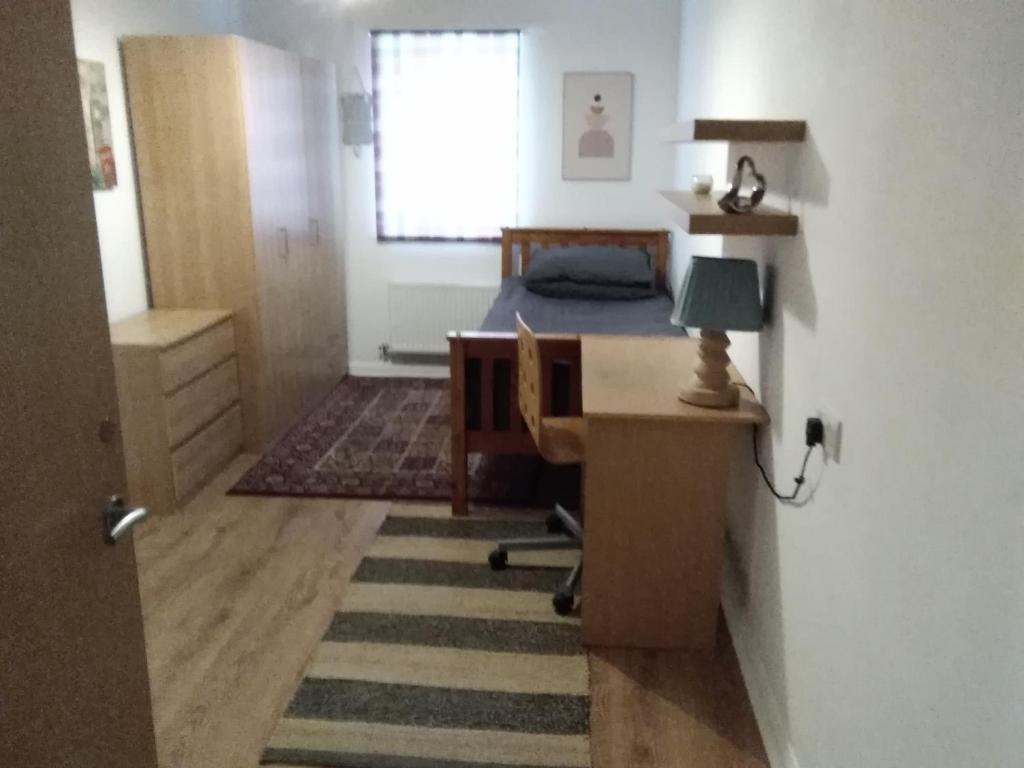 1 dormitorio con cama, escritorio y escritorio en Savoy Court en Mánchester