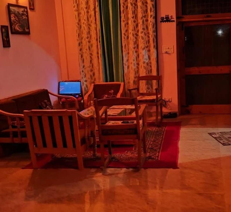 un salon avec des fauteuils à bascule et une télévision dans l'établissement Himachal Villa 3 BHK, à Kulu