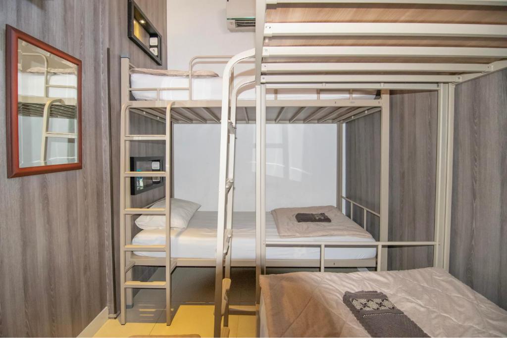 Двухъярусная кровать или двухъярусные кровати в номере The Cabin Tanjung Yogyakarta