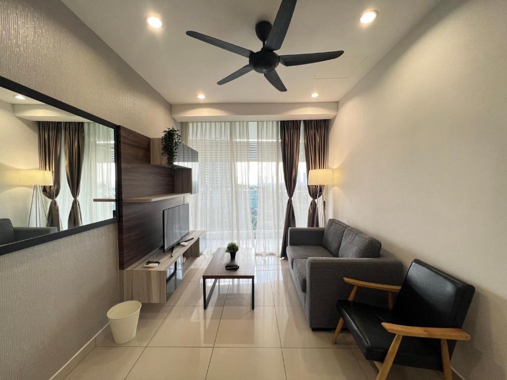 uma sala de estar com um sofá e uma ventoinha de tecto em Encorp Marina, 2 Bedroom with bathtub, 6 pax, 5mins to LEGOLAND em Nusajaya