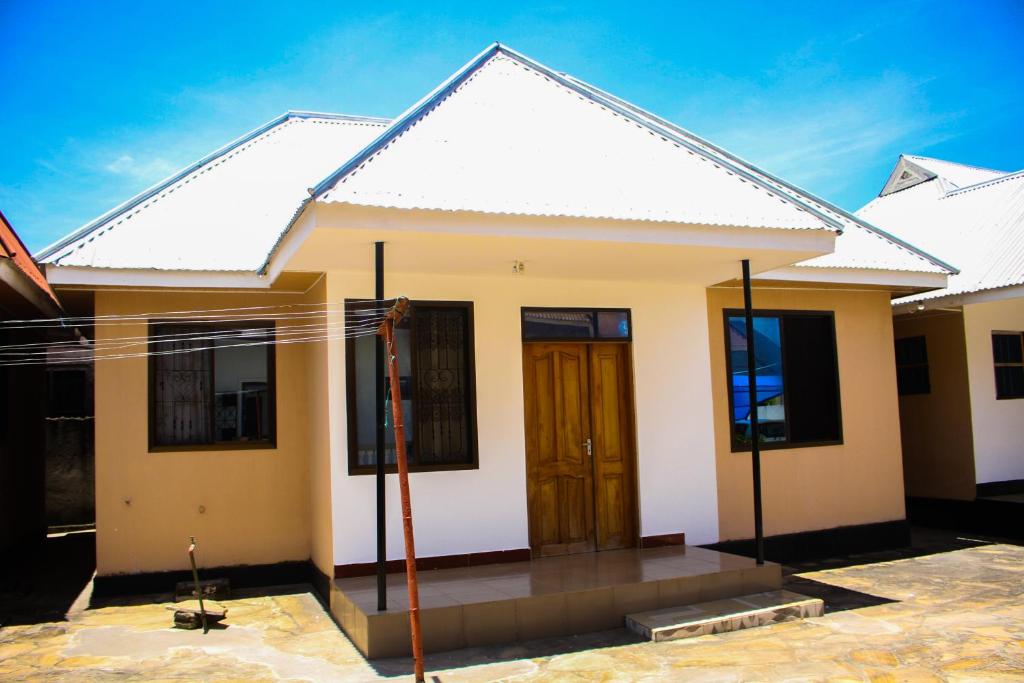 uma casa deve ser um bom design com manutenção adequada em Margareth's Home Stay Free Wi-Fi and Tv em Tanga