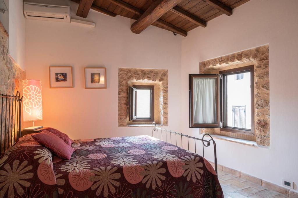 ProssediにあるLocanda Perseiのベッドルーム1室(ベッド1台、窓2つ付)