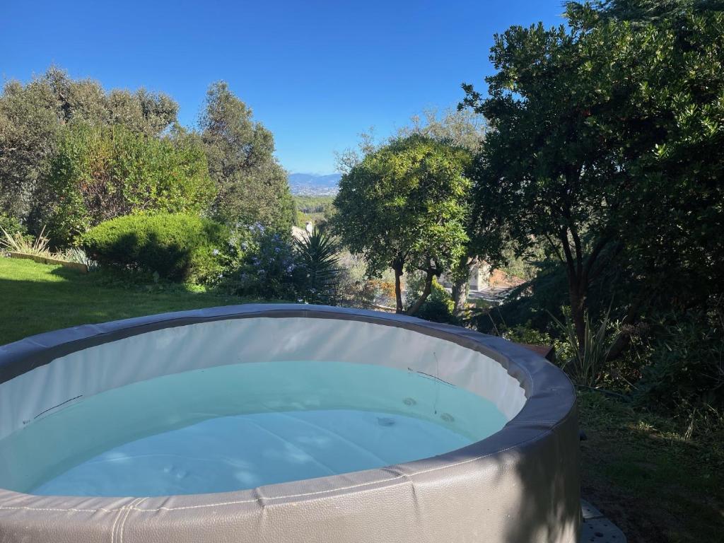 a hot tub in a yard with trees at Domaine des Tuilières avec Jacuzzi in Vallauris