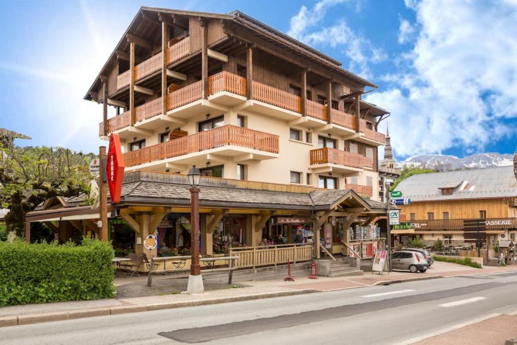 un gran edificio al lado de una calle en Les Aiguilles De Warens en Combloux