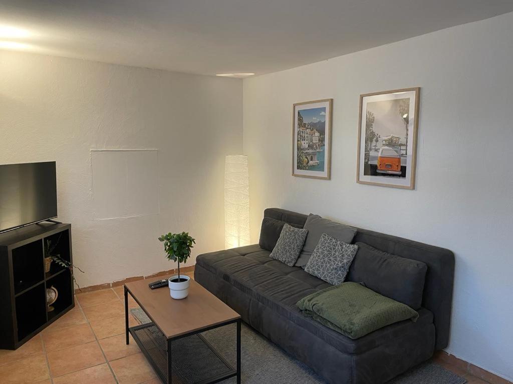 sala de estar con sofá y mesa en Schöner Anbau mitten in Hennef, 
