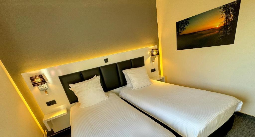 Postel nebo postele na pokoji v ubytování Hôtel L'Amandier