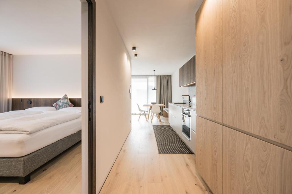 1 dormitorio con 1 cama y cocina en Luis Chalet, en Brunico
