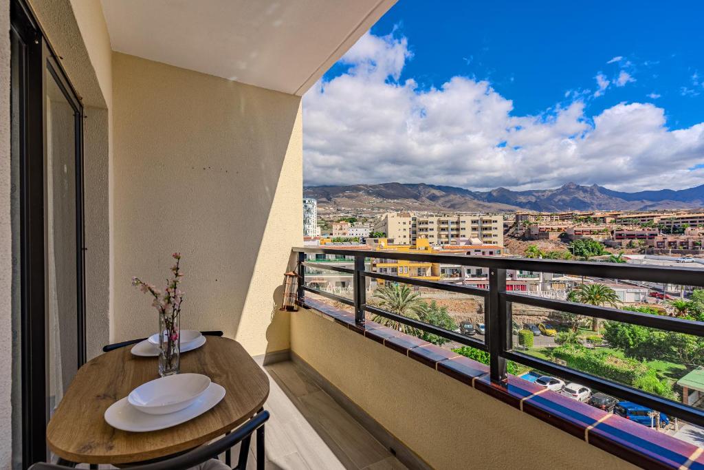 een balkon met een tafel en uitzicht op de stad bij VISTAS FABULOSAS CLUB PARAISO 1a051 in Playa Paraiso