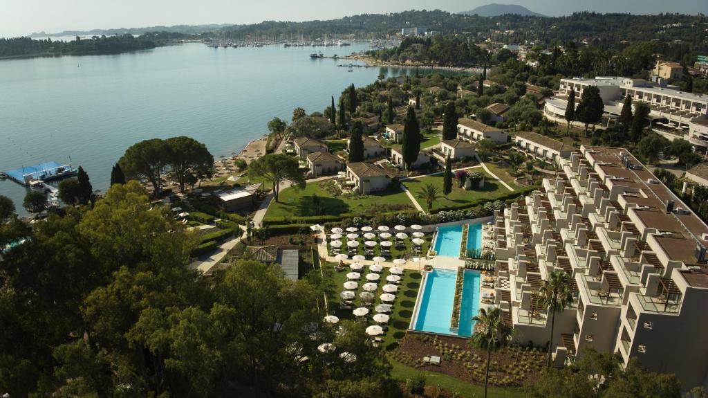 - une vue aérienne sur un grand complexe d'appartements à côté de l'eau dans l'établissement Dreams Corfu Resort & Spa - All Inclusive, à Gouviá