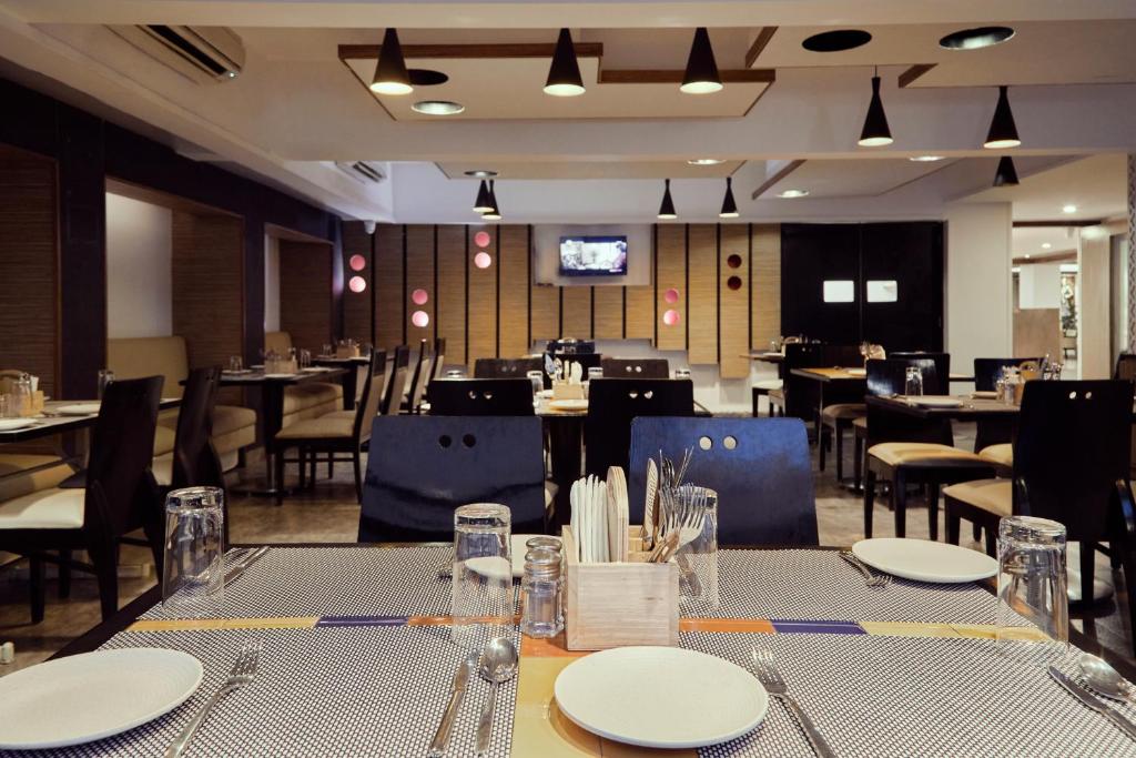Restaurace v ubytování Hotel Orion Centrally near North Goa & Panjim