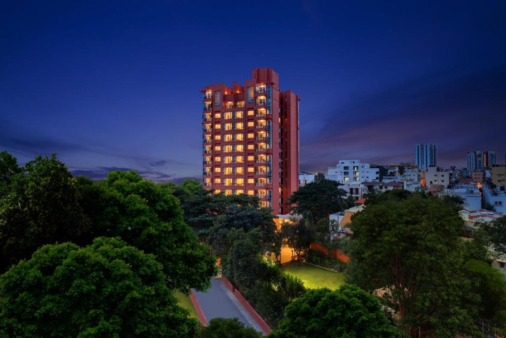 班加羅爾的住宿－Lemon Tree Suites, Whitefield, Bengaluru，一座高大的建筑在晚上点燃