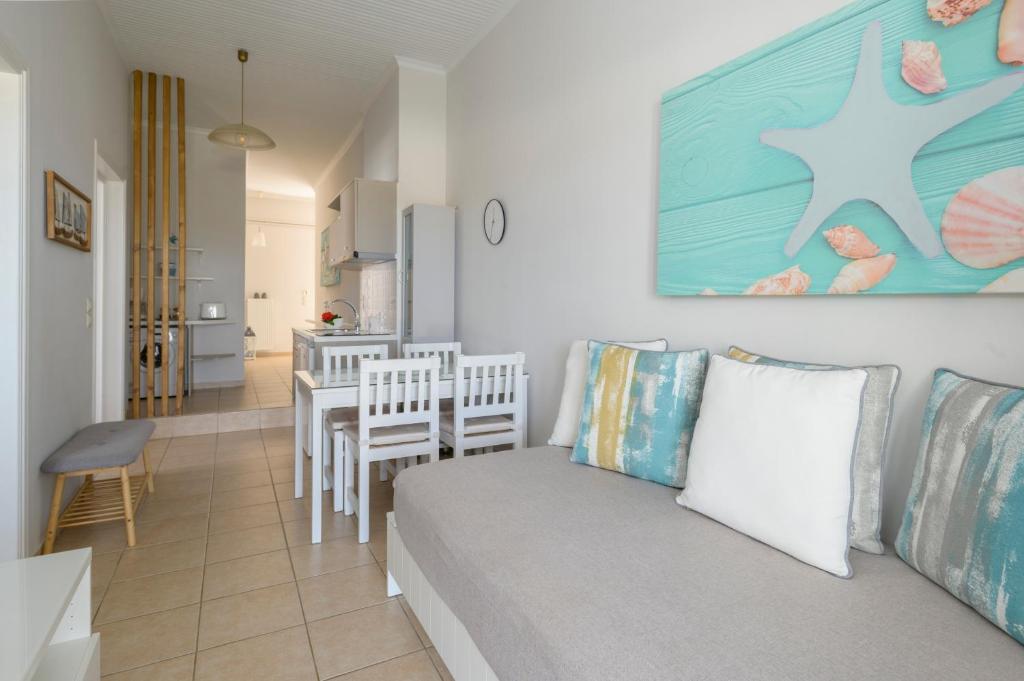 salon z kanapą i jadalnią w obiekcie Pelagia's Apartments Finikounda w mieście Finikounda