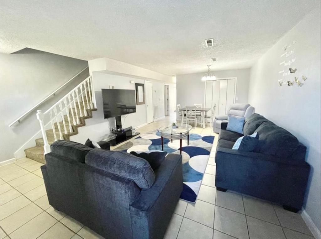 una sala de estar con 2 sofás azules y una mesa. en Serene 2-bedroom rental unit w/ Free Parking, en Nashville