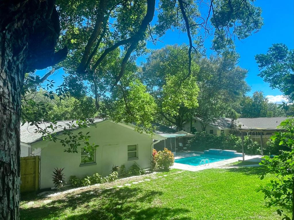 una casa con patio y piscina en 4 Bedroom Clearwater Vacation Home with Amazing Backyard en Clearwater