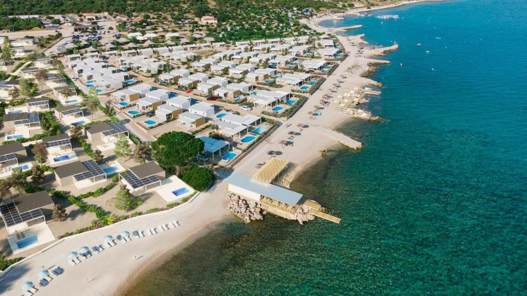 una vista aerea di una spiaggia con case e acqua di Terra Park Phalaris a Novalja (Novaglia)