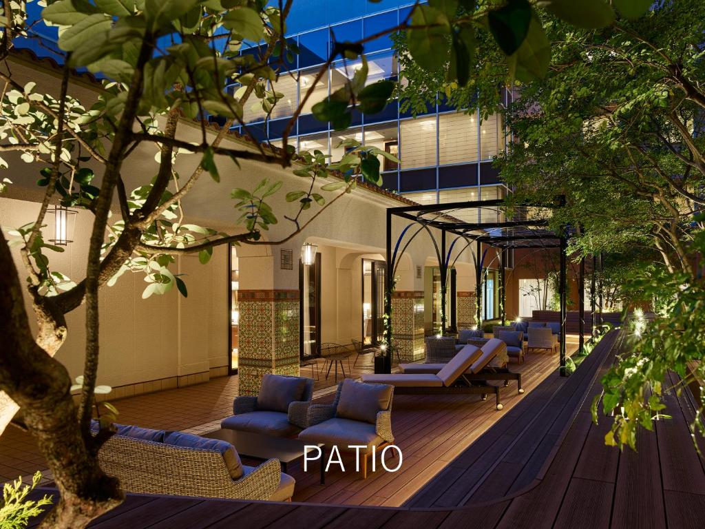 un edificio con una fila di sedie a sdraio su una terrazza di Hotel The Celestine Tokyo Shiba a Tokyo