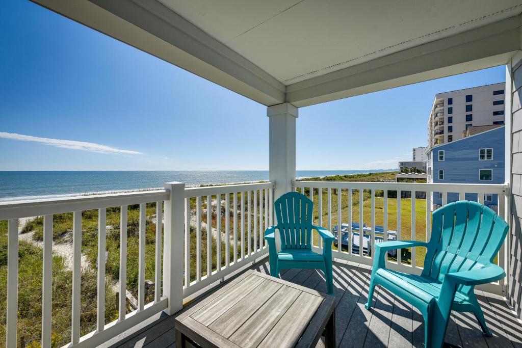 Ocean-View Condo: Walk to Windy Hill Beach!