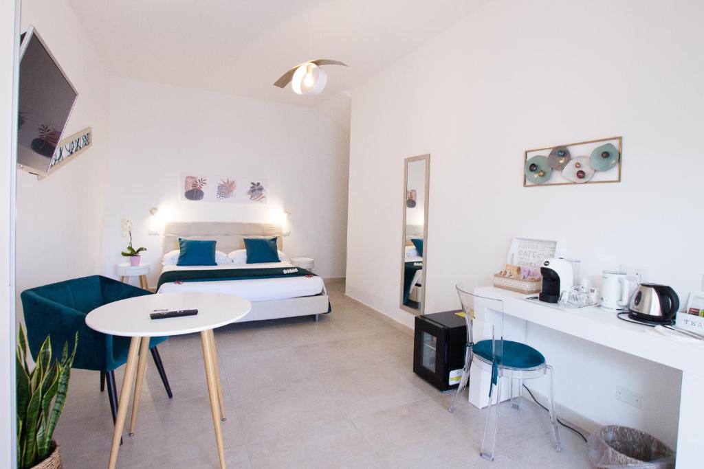 Cette petite chambre comprend un lit et une table. dans l'établissement B&B Jolie Suite, à Villasimius