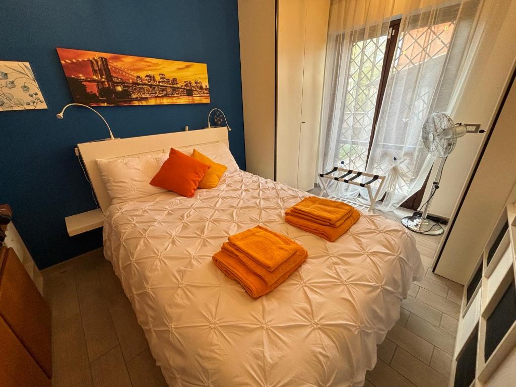 ein Schlafzimmer mit einem Bett mit zwei Handtüchern darauf in der Unterkunft Casa de Chicca - Cute Apartment near Lake Nemi in Genzano di Roma